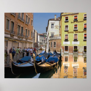 Pôster Itália, Veneza, gondolas amarradas ao longo do ca