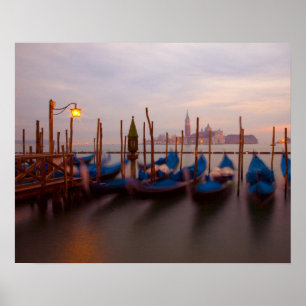 Pôster Itália, Veneza. Gôndolas ancoradas ao crepúsculo.