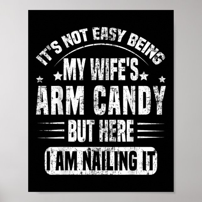 Poster Its Not Easy Being My Wifes Arm Candy Retro Funny  (Frente)
