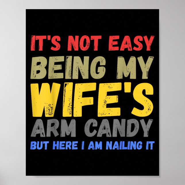 Poster Its Not Easy Being My Wifes Arm Candy Retro Funny  (Frente)