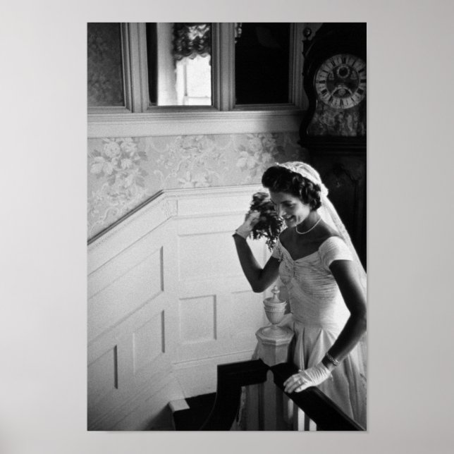 Poster Jackie Kennedy Jogando Buquê de Casamento - 1953 (Frente)