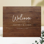 Poster Janto de ensaio de casamentos de madeira rustica b<br><div class="desc">Este simples janto de ensaio de casamento de na moda apresenta um modelo de boas-vindas, limpo, minimalista, moderno. Demos a este design minimalista um caráter distinto combinando uma fonte animada e relaxada de 'Bem-vindo' com seus primeiros nomes destacados abaixo entre o resto da mensagem de boas-vindas e sua data, e...</div>