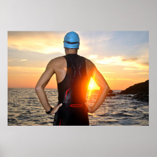 Poster jovem atleta triatlo em frente ao nascer do sol