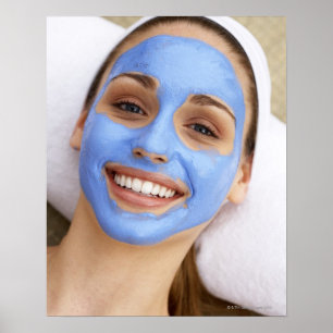 Poster Jovem mulher que veste a máscara facial, sorrindo