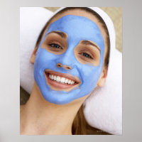 Jovem vestindo máscara facial, sorrindo,