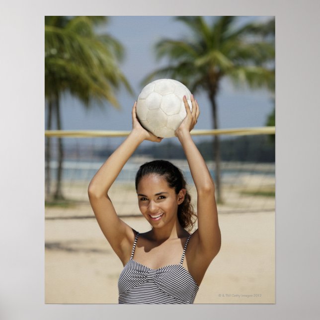 Pôster Jovens segurando voleibol e sorrindo em (Frente)