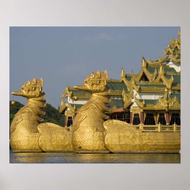 Pôster Karaweik Hall é um marco de Yangon, localizado (Frente)