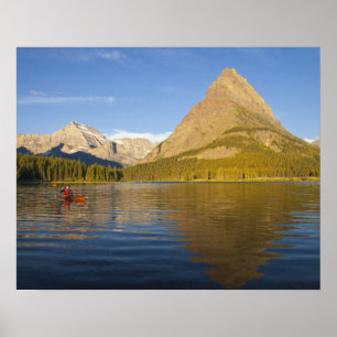 Pôster Kayaking em Swiftcurrent Lake no nascer do sol