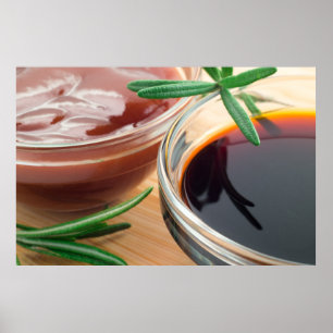 Pôster Ketchup de tomate e molho de soja em uma bacia