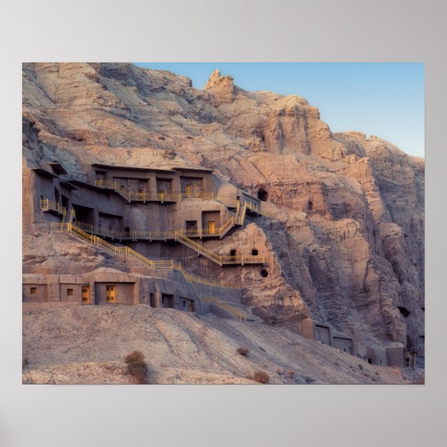 Pôster Kilzil Mil Cavernas Buda, Kuche, perto (Frente)