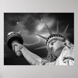 Poster Lady Liberty sob céus tempestuosos