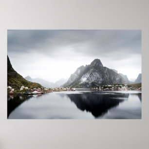 POSTER LAGO ARREDONDADO POR CASAS E MONTANHAS