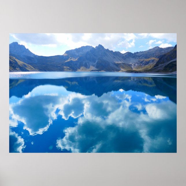 Pôster Lago azul, paisagem em nuvem (Frente)