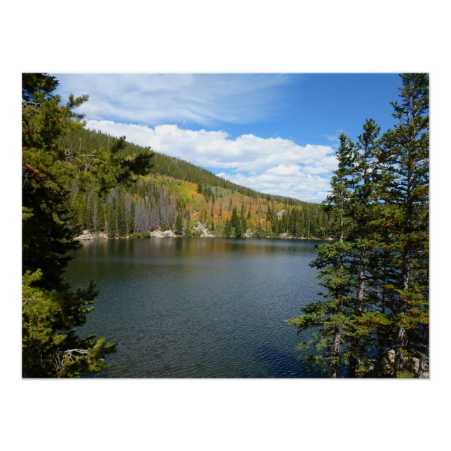 Pôster Lago Bear no Parque Nacional Rocky Mountain (Frente)
