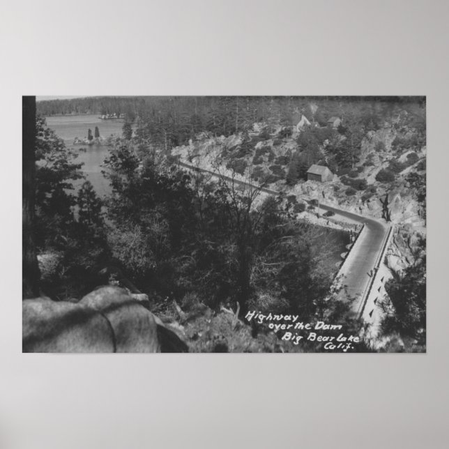 Pôster Lago Big Bear, autoestrada CA acima da barragem (Frente)