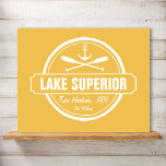 Pôster Lago Superior, cidade personalizada, nome, âncora,<br><div class="desc">Este design de ancoragem náutica do Lago Superior é personalizado com a sua cidade ou área preferida de Minnesota, Wisconsin, Michigan ou Ontário (como Duluth, Beaver Bay, Lutsen, Grand Marais, Two Harbors, Bayfield, Madeline Island, Bailey Harbor, Egg Harbour, Sturgeon Bay, Marquette, Munising, Big Bay, Thunder Bay, etc.) e o seu...</div>