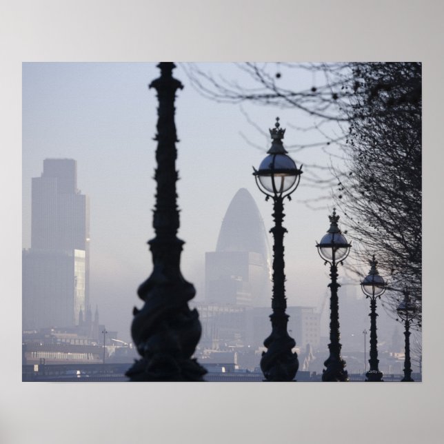 Pôster Lampposts by River Thames (Frente)