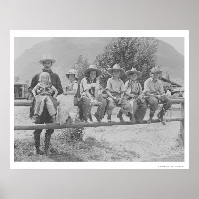 Poster Larry Larom com seis crianças. (Frente)