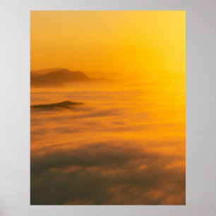 Poster Levantamento solar mágico do outono acima das nuve