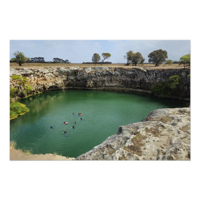 Pôster Limestone Cliff e Emerald Waters (Frente)