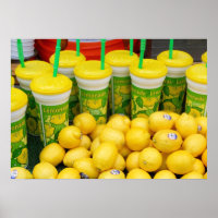 Limonada e limões de areia e copos altos