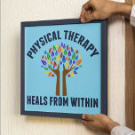 Poster Linda Citação Inspiradora de Terapia Física<br><div class="desc">A Terapia Física Cura De Dentro. Um fofo fisioterapeuta cita um presente com uma bela árvore com folhas do arco-íris e ajudando as mãos como os membros da árvore que as levantam. Motivação e belo presente para um PT.</div>