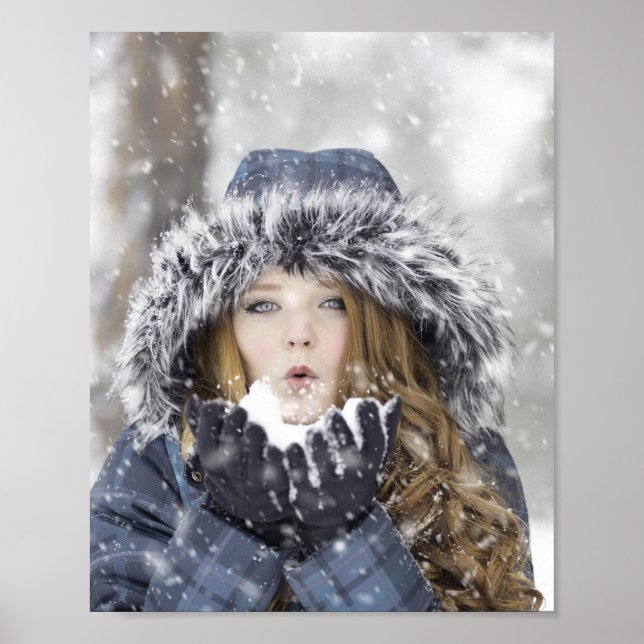 Poster Linda garota num Casaco de inverno com neve (Frente)