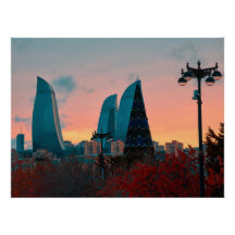 Linha do horizonte Baku e torres de chama