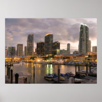Linha do horizonte financeiro de Miami no anoitece