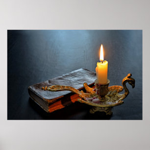Pôster Livro antigo e uma vela acesa