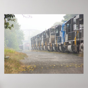 Poster Locomotivas do trem de estrada de ferro na névoa