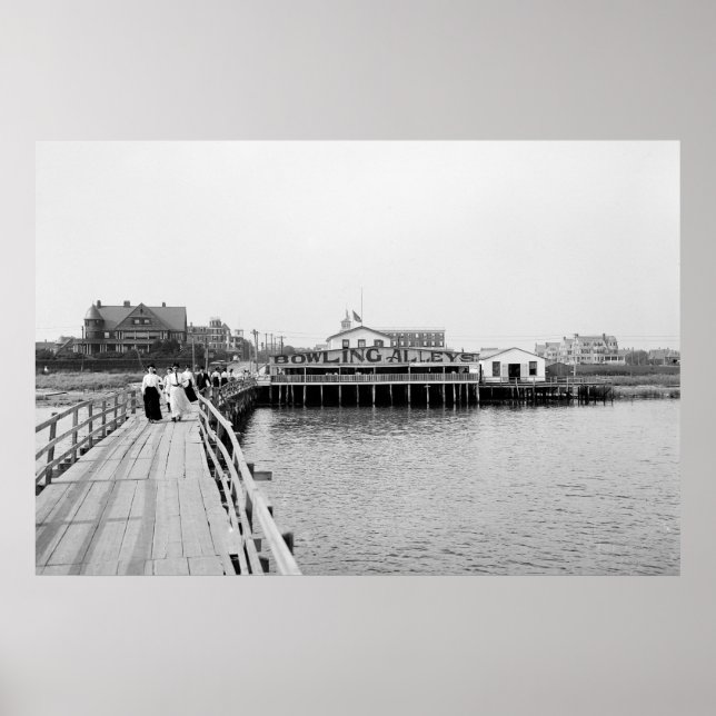 Pôster Longe da entrada, 1904 (Frente)