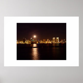 Poster lua sobre a baía