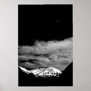 Poster Lua sobre a montanha coberto de neve por J.W.