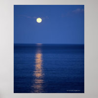 Lua sobre lago à noite