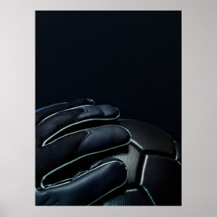 Poster Luvas de Goleiro Sombrio Dramático Close Up