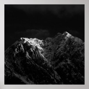 Poster Luz do sol batendo nas montanhas a preto e branco