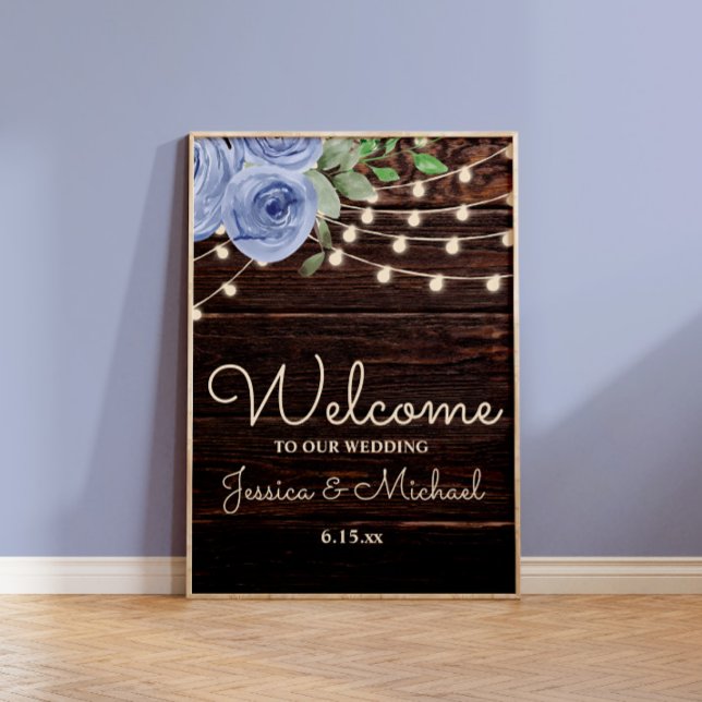 Poster Luzes de Corda Rústicas Azul Floral Boas-Vindas Ca (Rustic wood and dusty blue watercolor floral and string lights wedding Welcome sign)