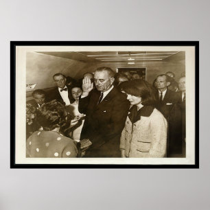 Pôster Lyndon Johnson que toma o juramento em Air Force