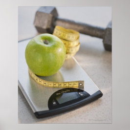 Pôster Maçã verde em escala de peso, medida da fita e