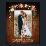 Poster Madeira Dourada de madeira casada Aquarela de inve<br><div class="desc">Elegante Watercolor Winter Floral Dourado Newlywing Photo Casried & Merry Christmas Postcard inclui belas poinsettias vermelhas com aquarelas,  verde botânico,  folhagem de inverno,  bagas ocas,  rosas brancas,  algodão,  pinheiros e bagas azuis. Madeira russa do campo.</div>