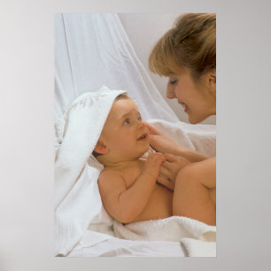 Poster Mãe com bebé na cama conversado,