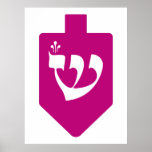 Poster Magenta Dreidel para Chanukah com a letra Shin<br><div class="desc">Magenta dreidel com a carta hebraica brilhando para as celebrações do feriado judeu de Chanucá. Tradicionalmente, durante as férias de Chanukah, crianças (e muitas vezes adultos) jogam um jogo de risco seguro com um sonho (ou sevivon no hebraico moderno). Nas quatro paredes há as letras hebraicas Nun, Gimmel, Ei, e...</div>
