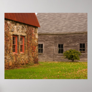 Pôster Maine, Antigo edifício de pedra e celeiro de madei