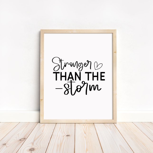 Poster Mais Forte que a Tempestade - Motivacional Minimal (Stronger Than the Storm - Minimalist Motivational Poster in a neutral wooden frame)