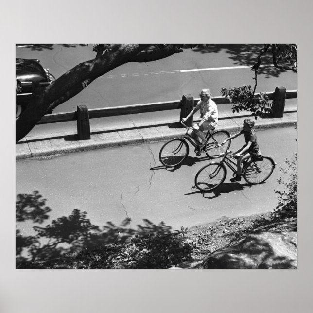 Pôster Man and Boy Cycling (Frente)