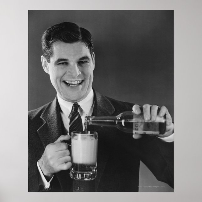 Poster Man pouring beer from bottle to pitcher (B&W), (Frente)