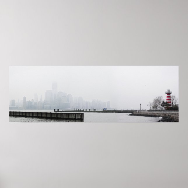 Pôster Manhattan Skyline in Fog with Lighthouse (Frente)