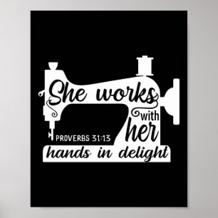 Poster Máquina De Costura Ela Trabalha Com As Mãos Em A