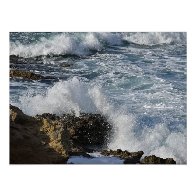 Pôster Mar tempestuoso, ondas caindo em rochas (Frente)